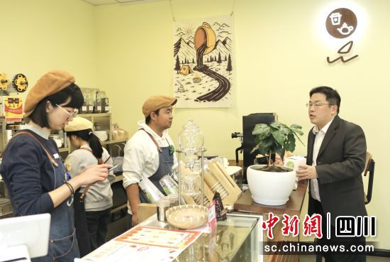 位于成都市郫都区的亚台青(成都)海峡青年创业园,总经理郭弘扬(右)正在与台青创客交流。王磊摄 位于成都市郫都区的亚台青(成都)海峡青年创业园,总经理郭弘扬(右)正在与台青创客交流。王磊摄