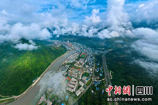 天蓝地绿的平武县城。 平武县委宣传部供图 天蓝地绿的平武县城。 平武县委宣传部供图