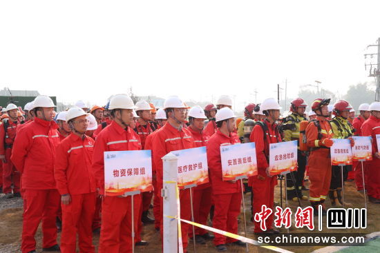 员工在井区前线严阵以待。习天宇 摄 员工在井区前线严阵以待。习天宇 摄
