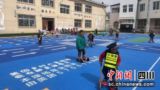 若尔盖县唐克镇幼儿园的孩子们在乡村儿童操场上蹬踩步车。受访者 供图 若尔盖县唐克镇幼儿园的孩子们在乡村儿童操场上蹬踩步车。受访者 供图