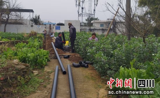 安装水管现场。沿滩兴隆镇 供图 安装水管现场。沿滩兴隆镇 供图
