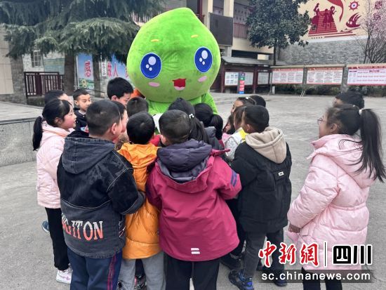 孩子们与“油迪宝宝”欢快互动。曾源 摄 孩子们与“油迪宝宝”欢快互动。曾源 摄