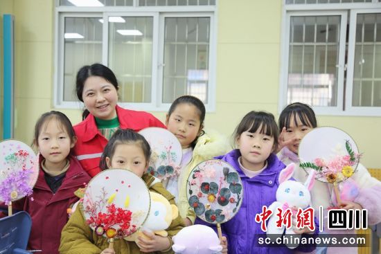 志愿者与孩子们在一起。曾源 摄 志愿者与孩子们在一起。曾源 摄