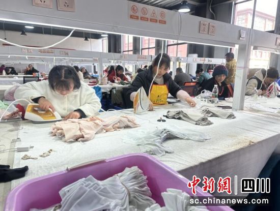 来料加工致富工坊复工忙。汶川县委宣传部供图 来料加工致富工坊复工忙。汶川县委宣传部供图
