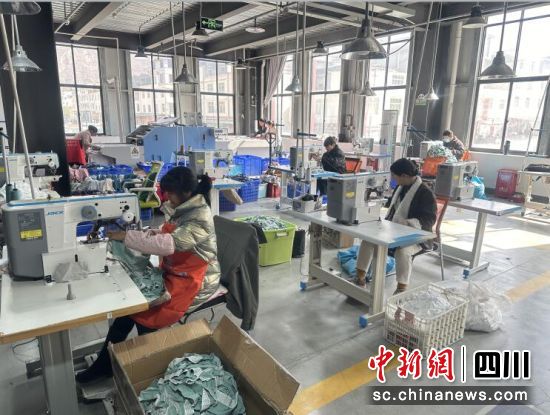 来料加工致富工坊复工忙。汶川县委宣传部供图 来料加工致富工坊复工忙。汶川县委宣传部供图