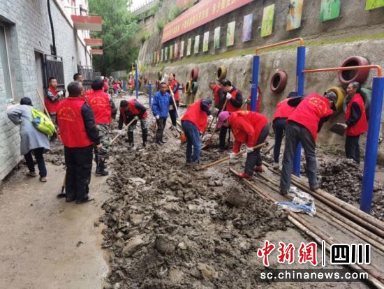 壤巴拉志愿者开展志愿服务。壤塘县委宣传部供图 壤巴拉志愿者开展志愿服务。壤塘县委宣传部供图