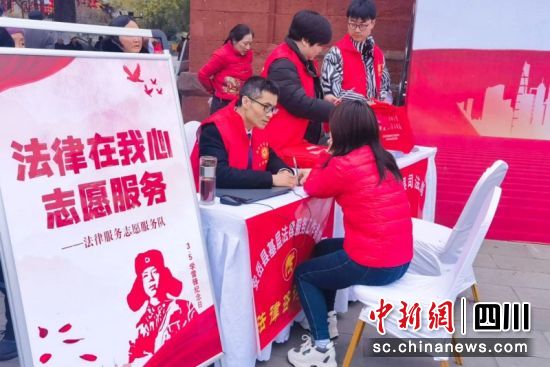 志愿者方旭东正在为市民解答法律问题。潘政吉 摄 志愿者方旭东正在为市民解答法律问题。潘政吉 摄