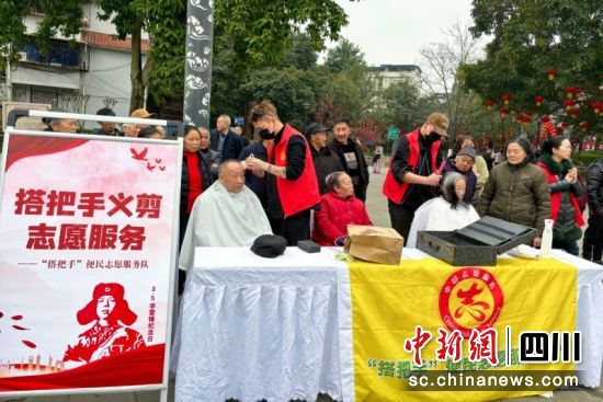 “搭把手”义剪志愿服务摊位。潘政吉 摄 “搭把手”义剪志愿服务摊位。潘政吉 摄