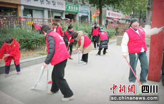 打扫卫生。 平武县委宣传部供图 打扫卫生。 平武县委宣传部供图