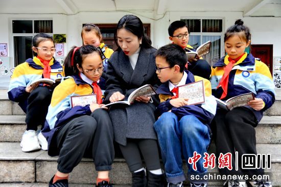 同学们围在一起认真阅读《石顶山起义》连环画。合江县融媒体中心供图 同学们围在一起认真阅读《石顶山起义》连环画。合江县融媒体中心供图