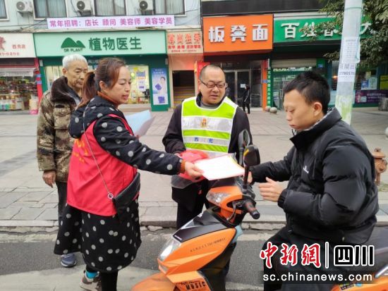 志愿者普及交通安全知识。蒋星 摄 志愿者普及交通安全知识。蒋星 摄