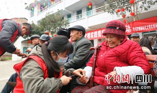 志愿者帮老人们剪指甲。廖桂华 摄 志愿者帮老人们剪指甲。廖桂华 摄