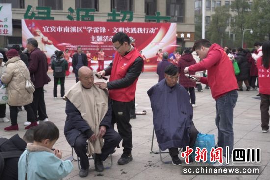 志愿者义剪活动现场。王才学 摄 志愿者义剪活动现场。王才学 摄