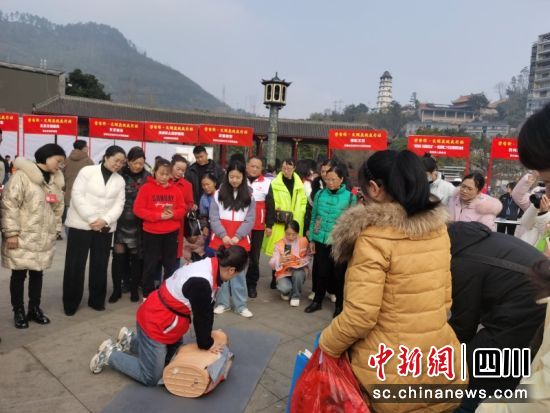 筠连县红十字会志愿者现场示范心肺复苏。闵稚那 摄 筠连县红十字会志愿者现场示范心肺复苏。闵稚那 摄