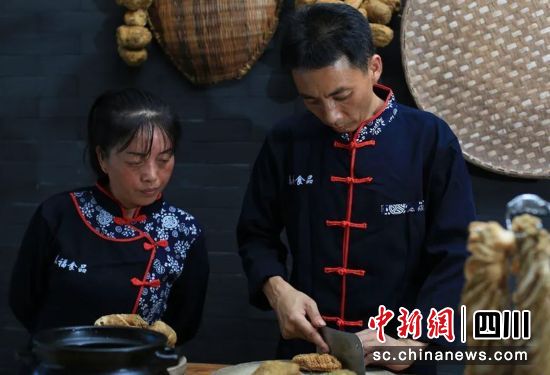 大头菜加工。贡井融媒 供图 大头菜加工。贡井融媒 供图