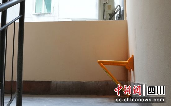 “爱心座椅”。石棉融媒 供图 “爱心座椅”。石棉融媒 供图