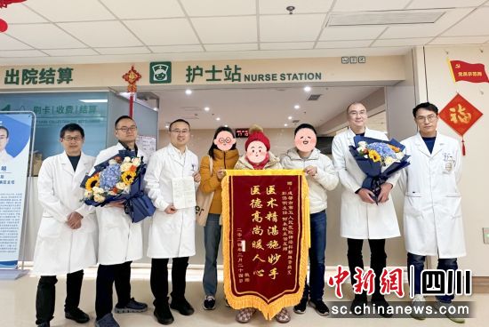 图为患者与医生合影。成都市五医院供图 图为患者与医生合影。成都市五医院供图