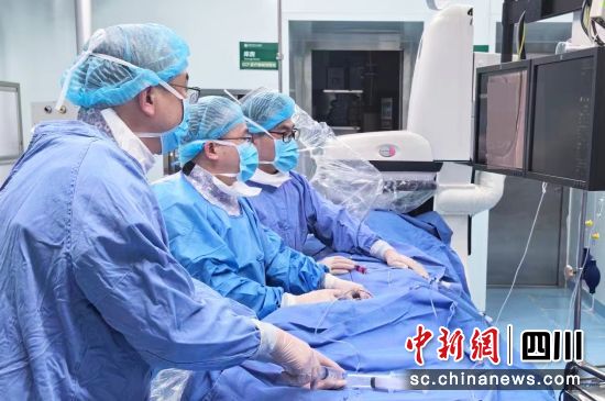 图为手术现场。成都市五医院供图 图为手术现场。成都市五医院供图