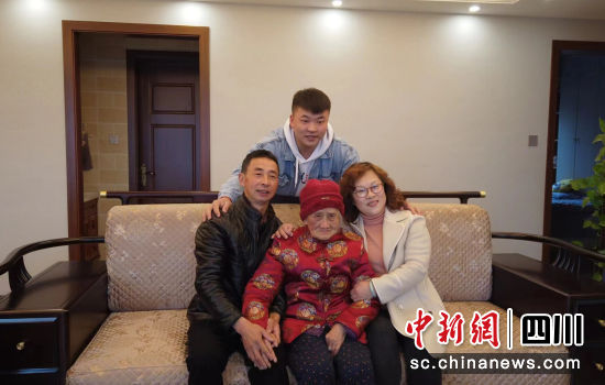 和睦的杨洁慧家庭。江阳区融媒体中心供图 和睦的杨洁慧家庭。江阳区融媒体中心供图