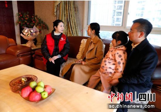 江阳区妇联工作人员在万丽家了解情况。 袁玉华 摄 江阳区妇联工作人员在万丽家了解情况。 袁玉华 摄