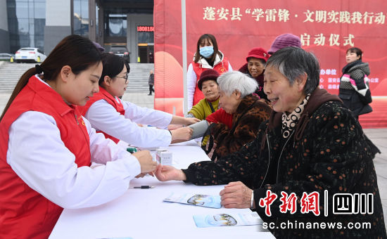 现场义诊。周亮 摄 现场义诊。周亮 摄