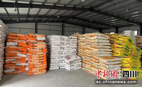 各类农资码放整齐。 江油市委宣传部供图 各类农资码放整齐。 江油市委宣传部供图