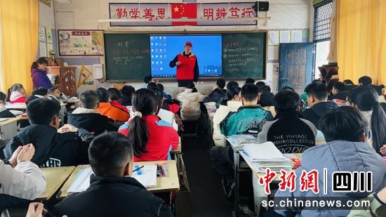 课堂上志愿者正在给同学们将用电安全等知识。旺苍供电供图 课堂上志愿者正在给同学们将用电安全等知识。旺苍供电供图