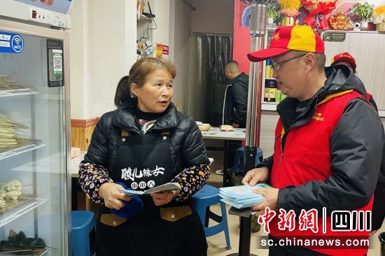 志愿者上门给商家讲解安全用电知识。旺苍供电供图 志愿者上门给商家讲解安全用电知识。旺苍供电供图