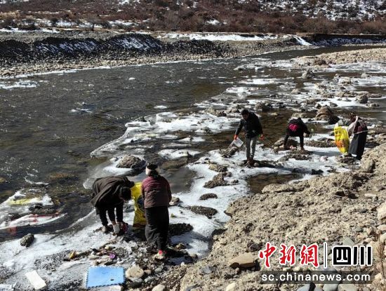 清理河道垃圾。壤塘县委宣传部供图 清理河道垃圾。壤塘县委宣传部供图