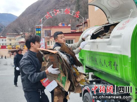 清理街道垃圾。壤塘县委宣传部供图 清理街道垃圾。壤塘县委宣传部供图