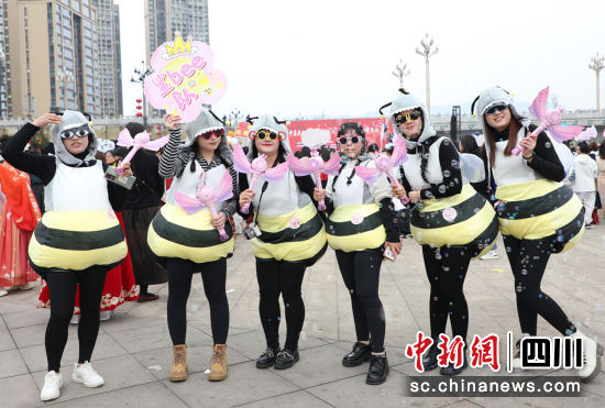 竞走活动前打卡合影。长宁县融媒体中心供图 竞走活动前打卡合影。长宁县融媒体中心供图