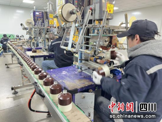 玻璃制品生产线。王爵 摄 玻璃制品生产线。王爵 摄