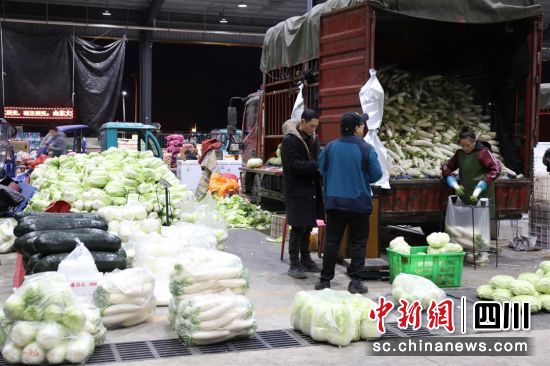 将新鲜蔬菜分拣打包。 旌阳区融媒体中心供图 将新鲜蔬菜分拣打包。 旌阳区融媒体中心供图