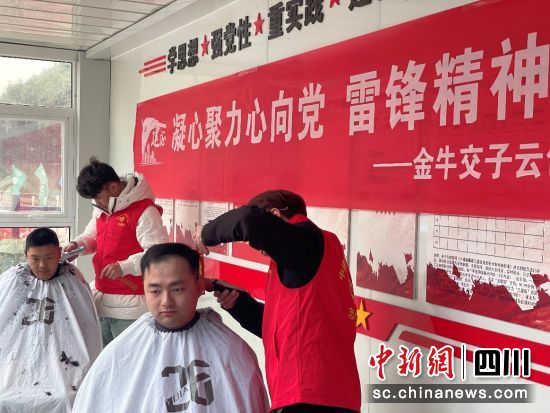 成都市金牛交子云创想项目开展“爱心义剪进工地”活动。乔彦 摄 成都市金牛交子云创想项目开展“爱心义剪进工地”活动。乔彦 摄