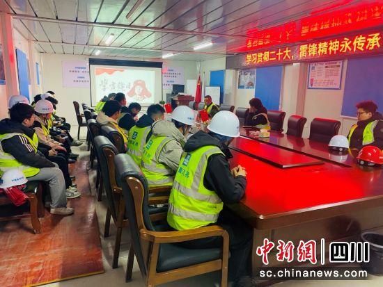 内江创客中心项目集中学习雷锋精神。乔彦 摄 内江创客中心项目集中学习雷锋精神。乔彦 摄