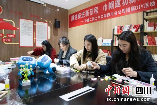女职工们手工DIY。穆昊杰摄 女职工们手工DIY。穆昊杰摄