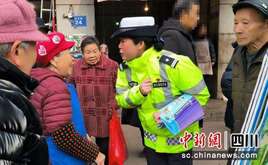 互动现场。沿滩交警 供图 互动现场。沿滩交警 供图