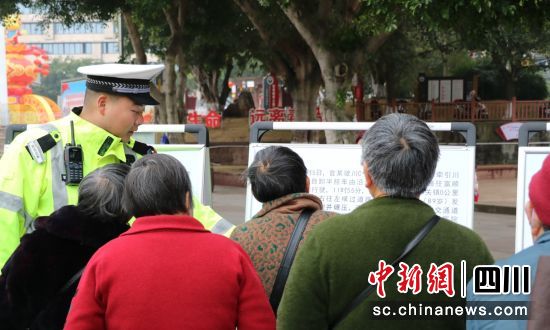 宣传活动现场。沿滩交警 供图 宣传活动现场。沿滩交警 供图
