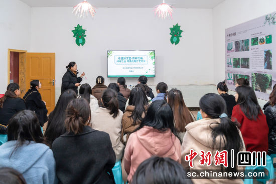四川一高校女教师体验非遗竹编。 杨建强 摄 四川一高校女教师体验非遗竹编。 杨建强 摄