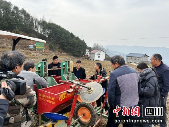 农机技术培训现场。刘旭 摄 农机技术培训现场。刘旭 摄