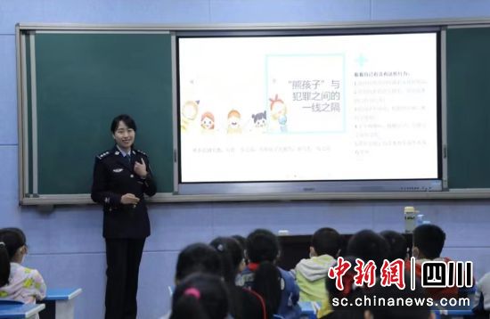 阿坝监狱民警黄永宁。四川省监狱管理局供图 阿坝监狱民警黄永宁。四川省监狱管理局供图