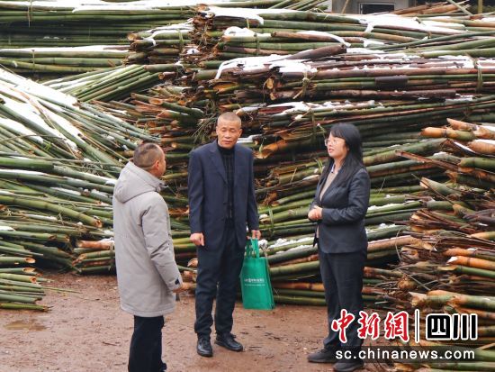 农行乐山分行客户经理收集林竹产业链农户资金需求。四川农行 供图 农行乐山分行客户经理收集林竹产业链农户资金需求。四川农行 供图