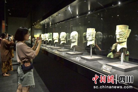 三星堆博物馆新馆内拍照的参观者。刘忠俊 摄 三星堆博物馆新馆内拍照的参观者。刘忠俊 摄