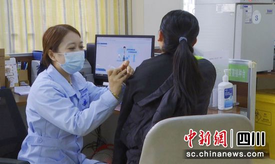 接种现场。石棉融媒 供图 接种现场。石棉融媒 供图
