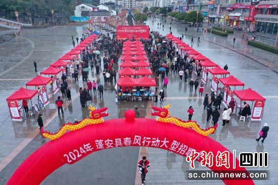 招聘会现场。周亮 摄 招聘会现场。周亮 摄
