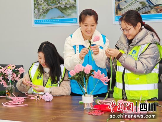 制作手工花束。中建二局四川公司供图 制作手工花束。中建二局四川公司供图