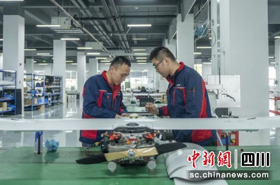 去年3月,大鹏无人机制造基地在成都落成,工人师傅正在检测无人机相关性能。刘忠俊 摄 去年3月,大鹏无人机制造基地在成都落成,工人师傅正在检测无人机相关性能。刘忠俊 摄