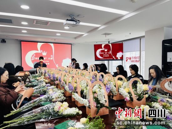 “魅力巾帼,花漾芳华”花艺活动现场。太平财险川分 供图 “魅力巾帼,花漾芳华”花艺活动现场。太平财险川分 供图