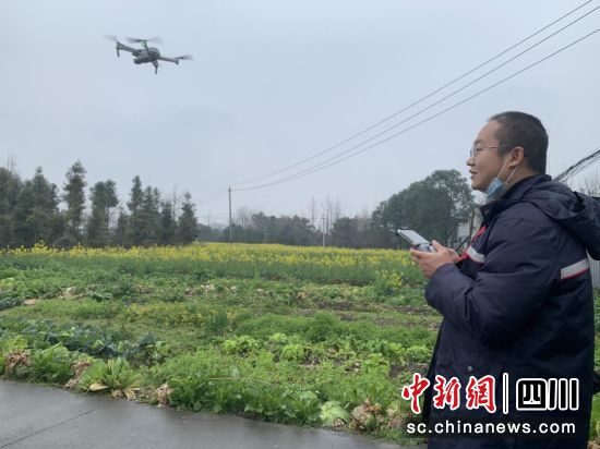 理赔人员运用无人机开展查勘。人保财险成都市分公司供图 理赔人员运用无人机开展查勘。人保财险成都市分公司供图