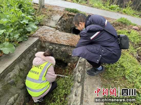 理赔人员测量沟渠受损情况。人保财险成都市分公司供图 理赔人员测量沟渠受损情况。人保财险成都市分公司供图